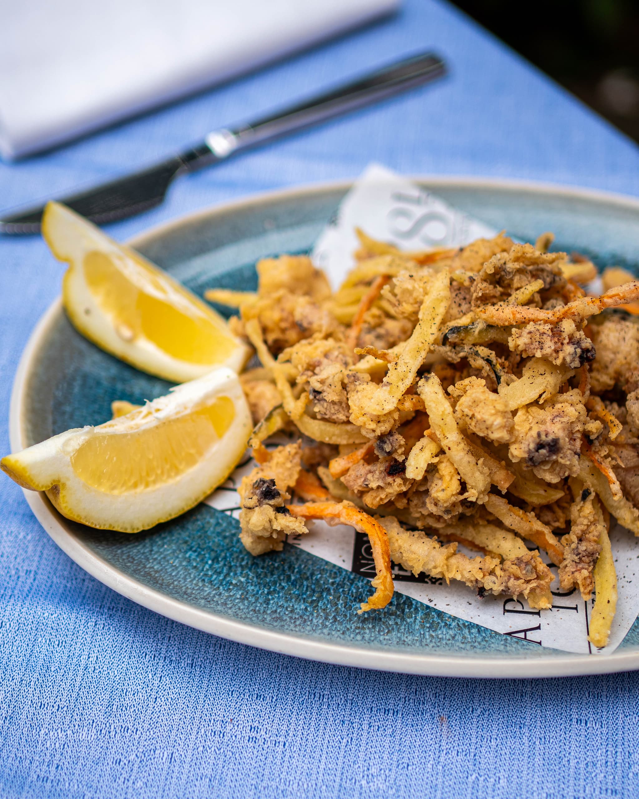 Fritto misto di mare con calamari e verdure fritte
