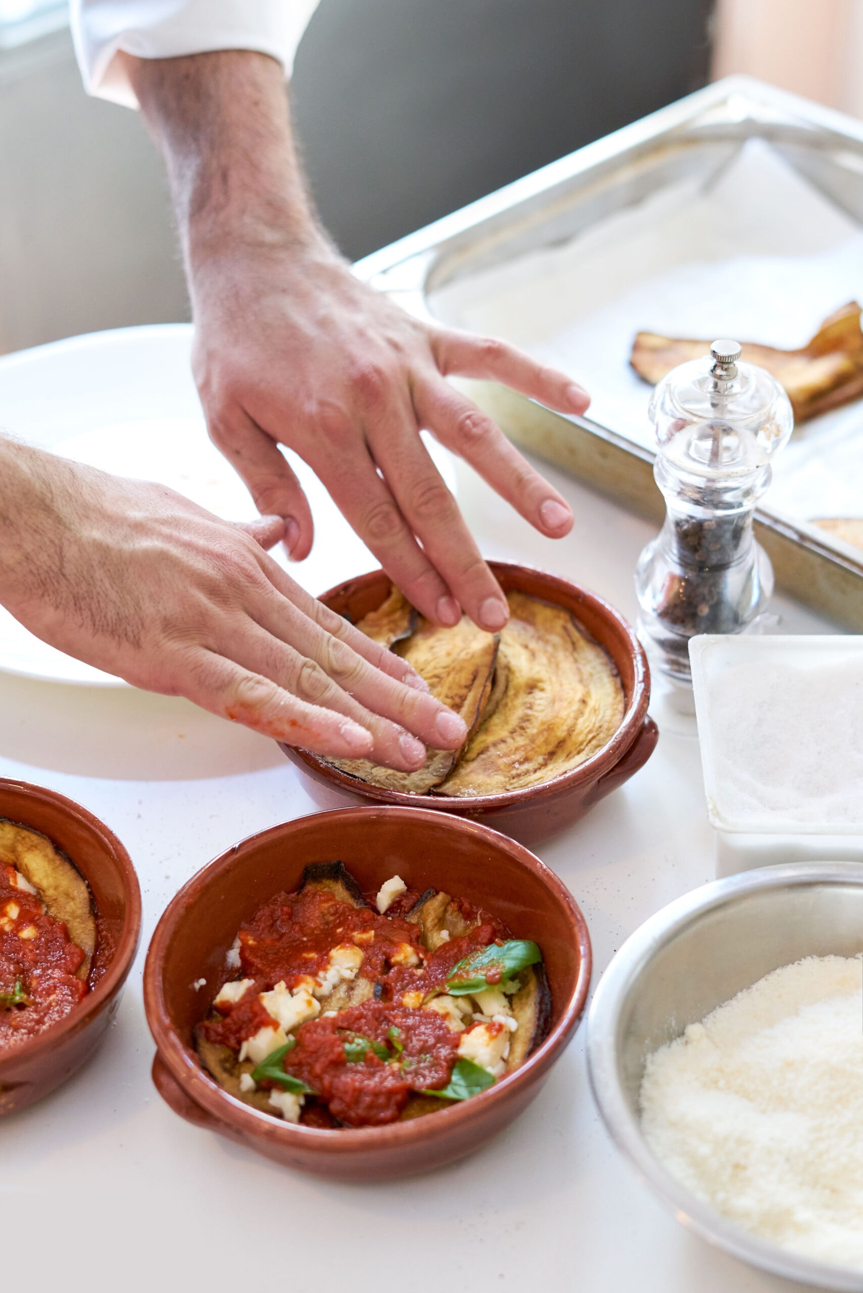 Le mani dello chef mentre preparano un piatto nella cucina del Napoli 1820