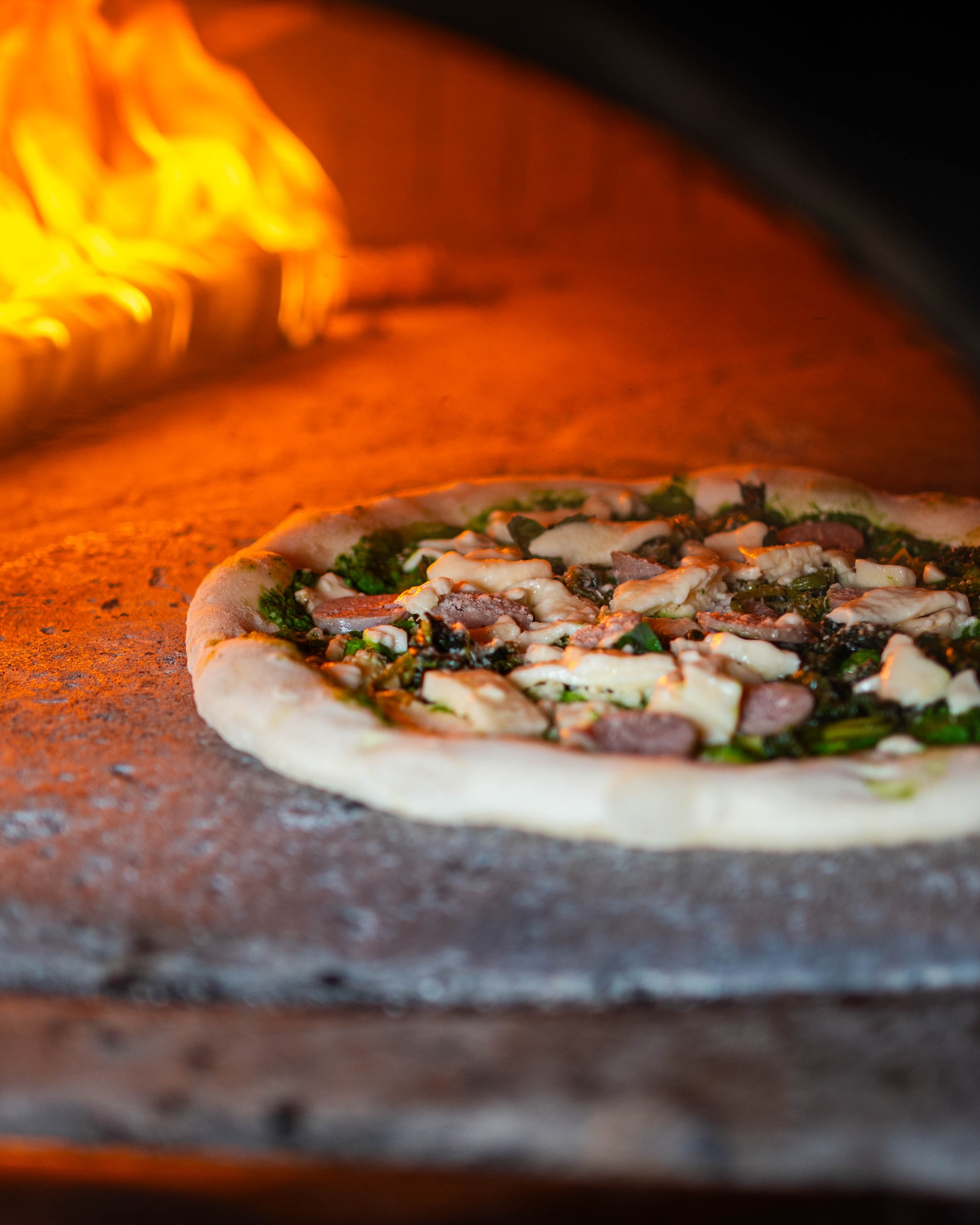 Pizza con salsiccia e friarielli nel forno a legna del Napoli 1820