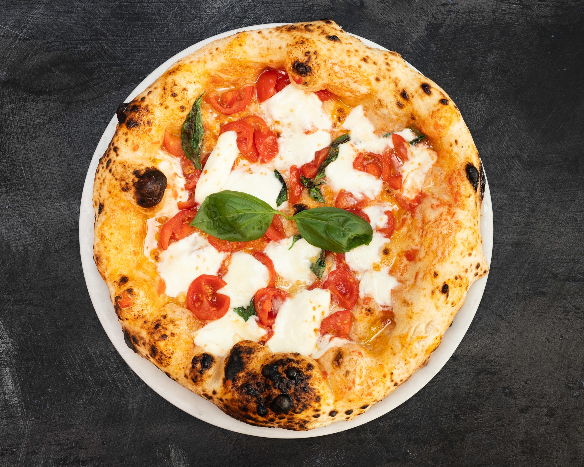 Pizza con mozzarella di bufala campana DOP e basilico fresco al Napoli 1820