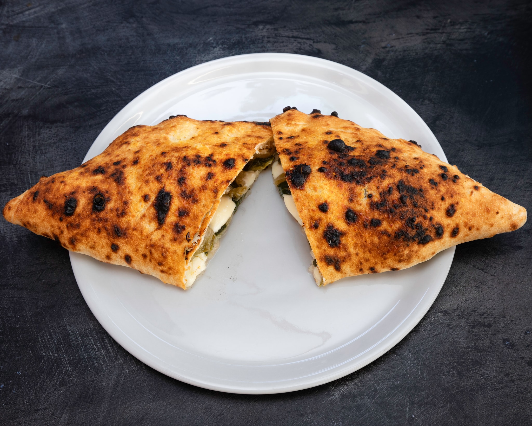 Pizza Diavola con salame piccante e fior di latte al Napoli 1820