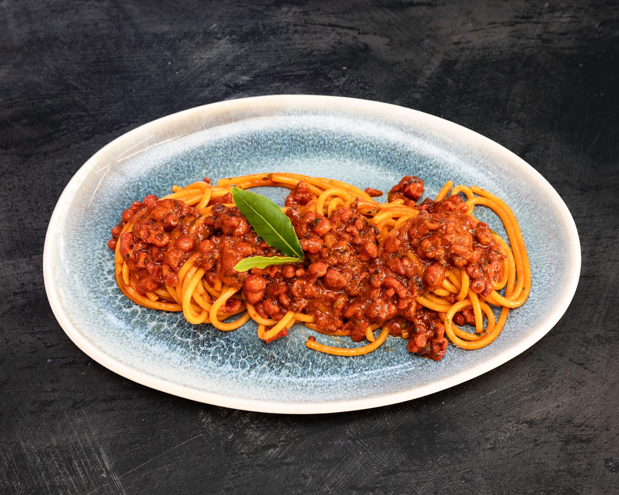 Pasta al ragù con foglie di alloro