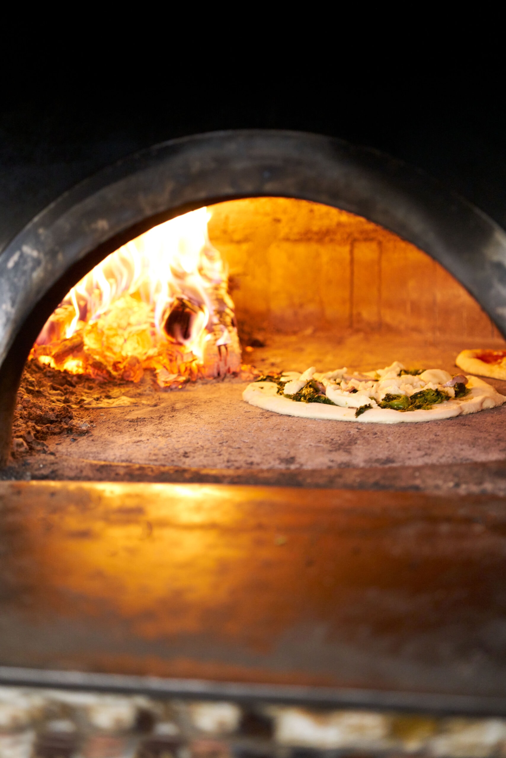 Pizza nel forno a legna del Napoli 1820 a Napoli — tradizione e fuoco dal 1820