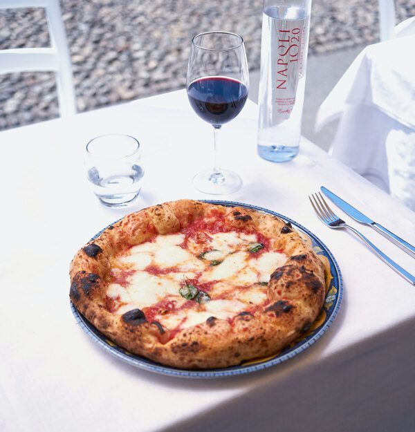 Esperienza al tavolo al Napoli 1820 — pizza, vino e atmosfera raffinata