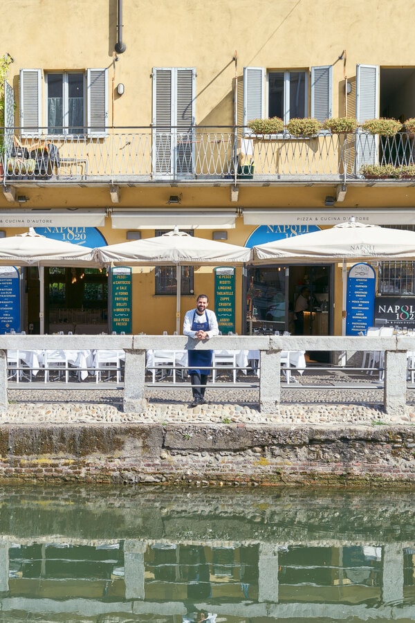 Sede Napoli 1820 sui Navigli a Milano — terrazza elegante con vista sul canale