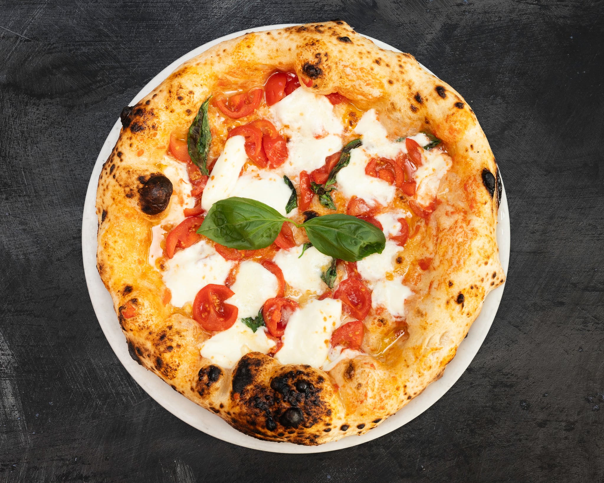 Pizza con bufala e basilico al Napoli 1820