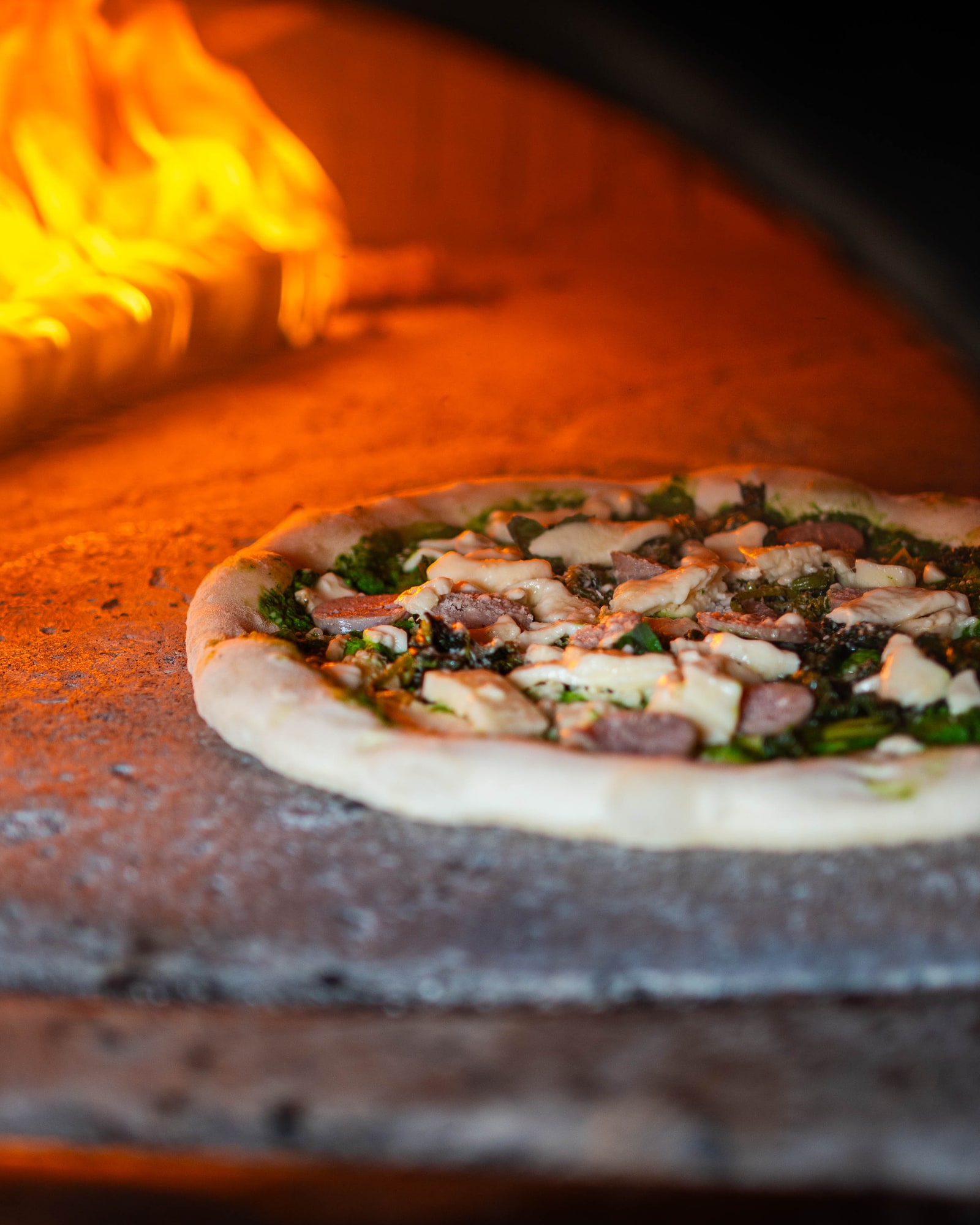 Pizza con salsiccia e friarielli nel forno a legna del Napoli 1820