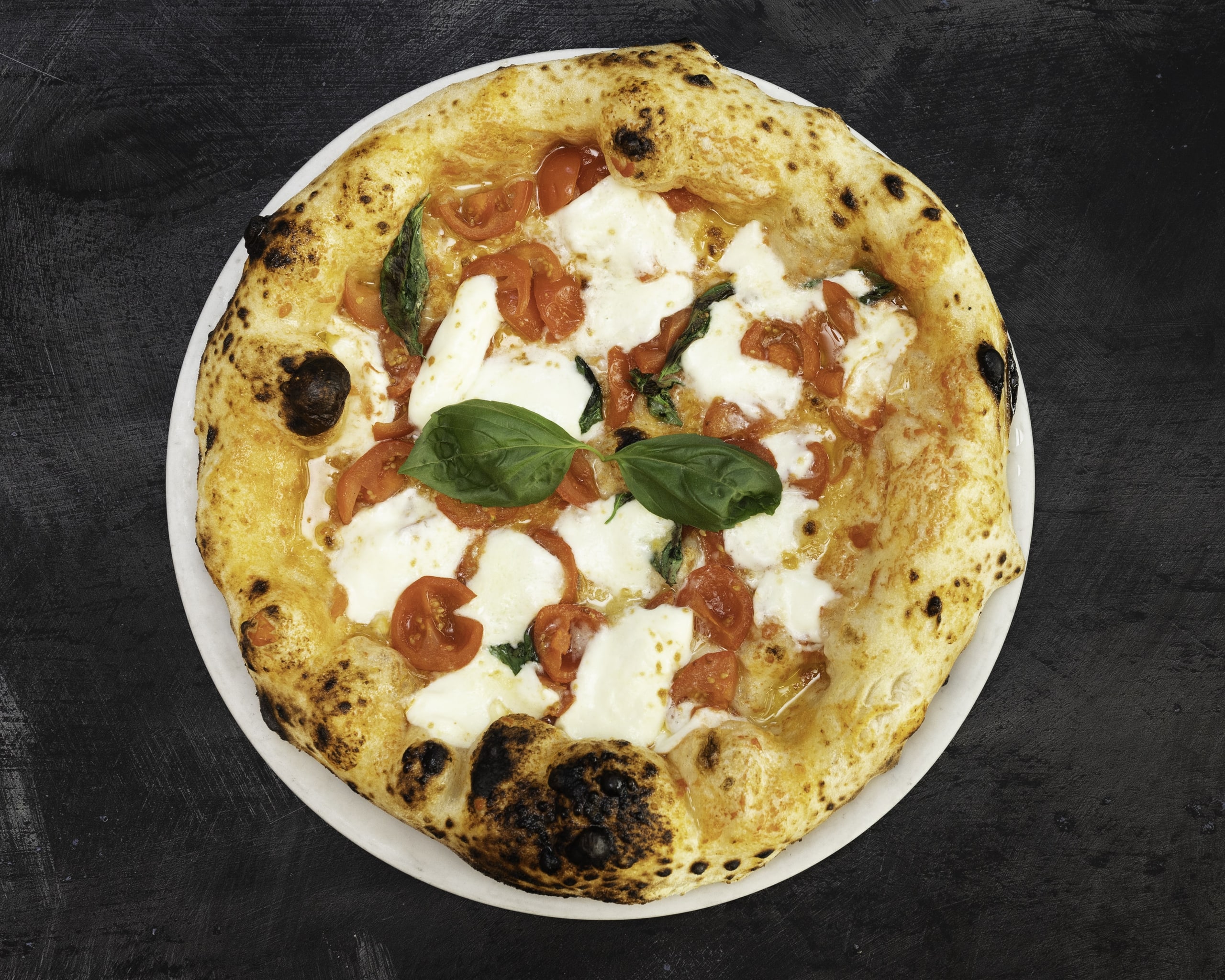 Pizza con bufala e basilico al Napoli 1820