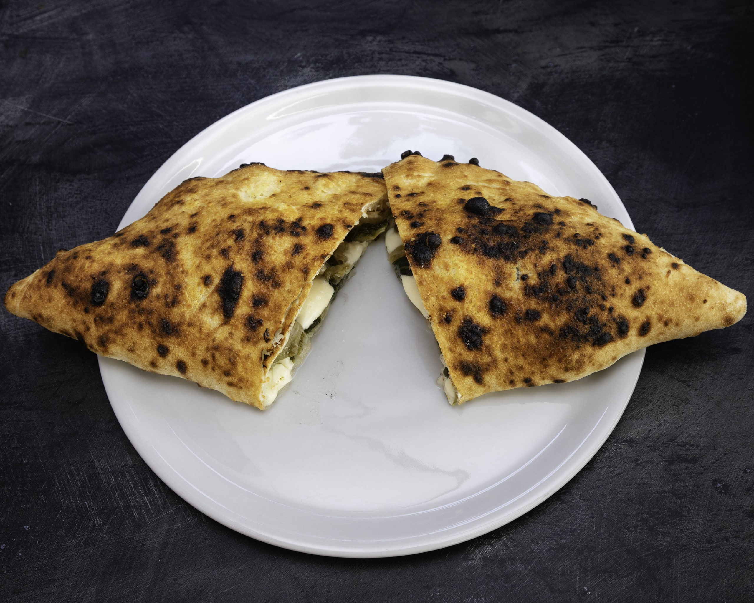 Pizza Diavola con salame piccante e fior di latte al Napoli 1820